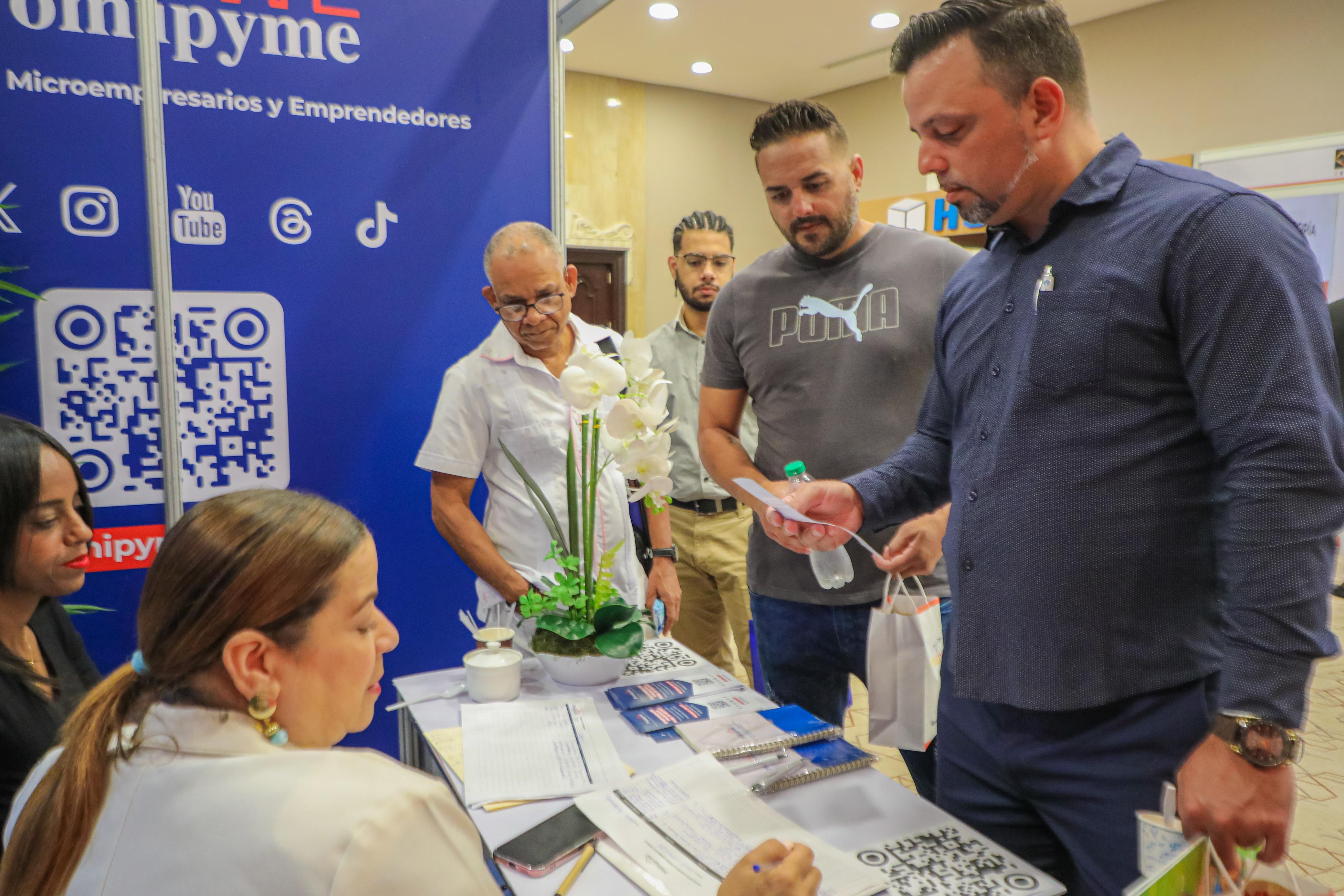 Stand Promipyme exhibe servicios en feria negocios: Hub Cámara Santo Domingo
